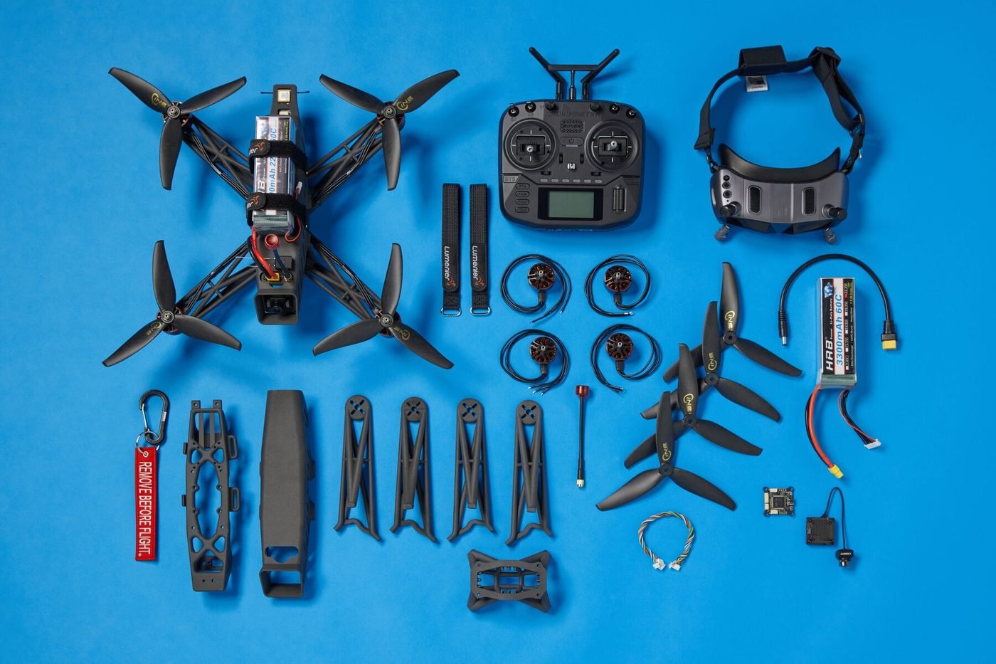 Un dron y sus componentes impresos dispuestos sobre una superficie