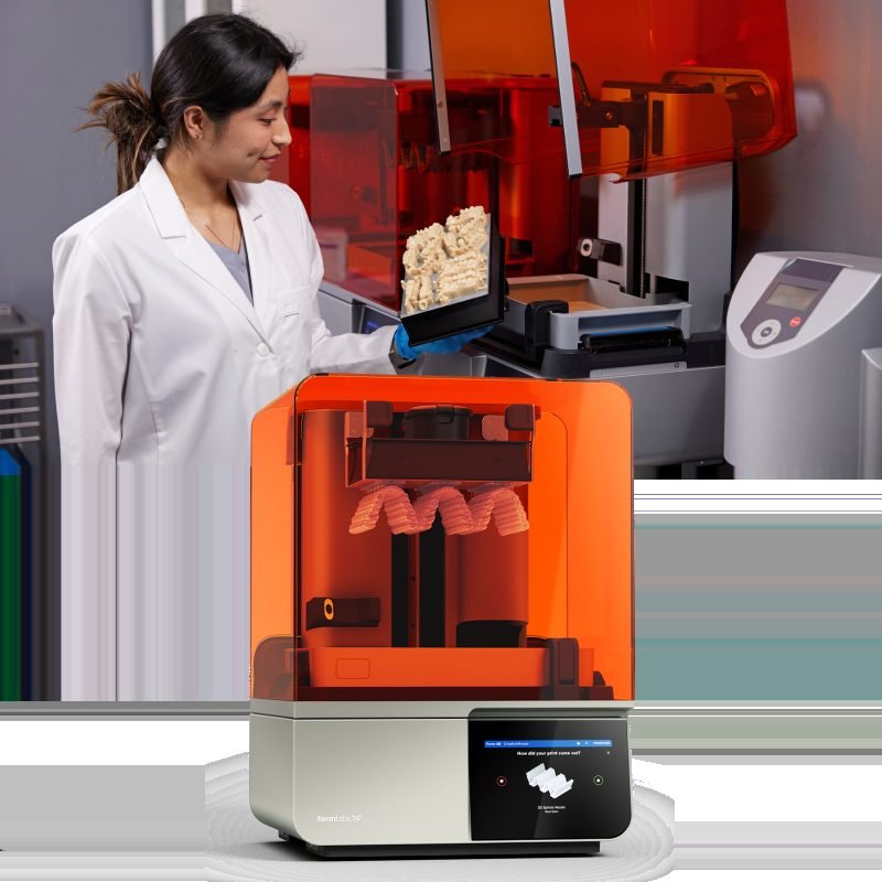 Una impresora SLA Formlabs Form 4B con una pieza de resina terminada en la plataforma