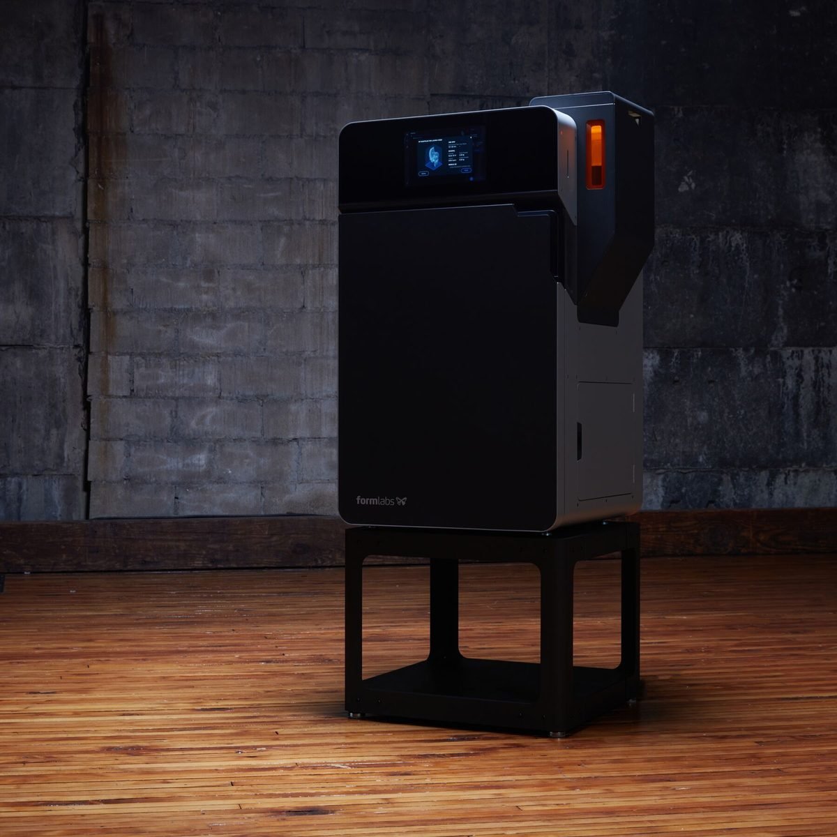 Una impresora Formlabs Fuse SLS sobre su base en un taller