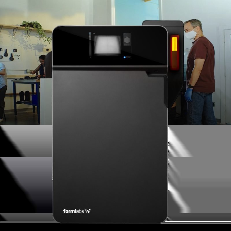 Una impresora SLS Formlabs Fuse con una pieza de nylon retirada del polvo