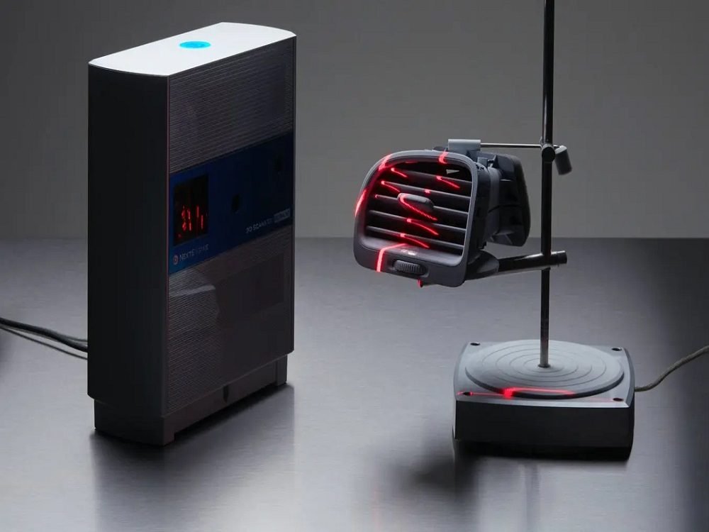 Una pieza metálica siendo escaneada en 3D con un escáner de luz azul de mano