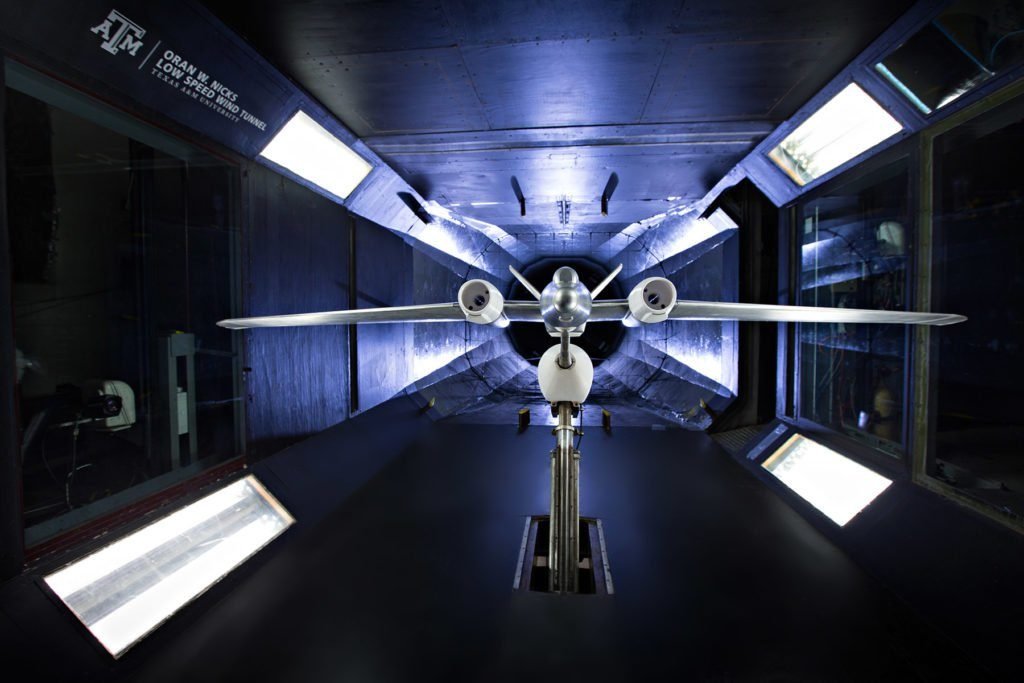 Un modelo de aeronave a escala sobre un soporte en la sección de prueba de un túnel de viento